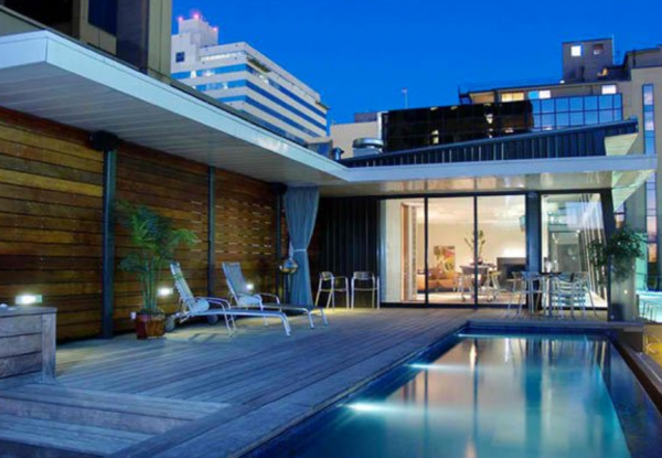 Kolam renang atap dengan pemandangan indah